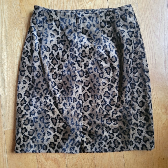 Sexy leopard print faux fur mini pencil skirt with flattering booty darts - Picture 2 of 5